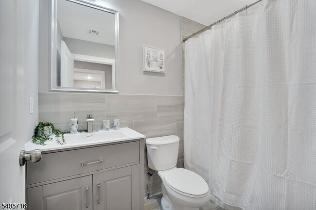 Building Photo - 225 S 9th St