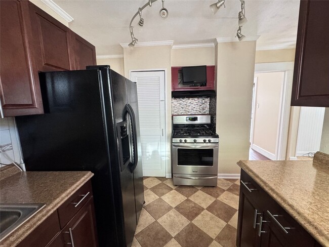 Building Photo - 66 Cook St