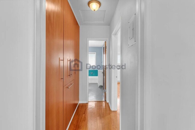 Building Photo - 1615 N Laurel Ave