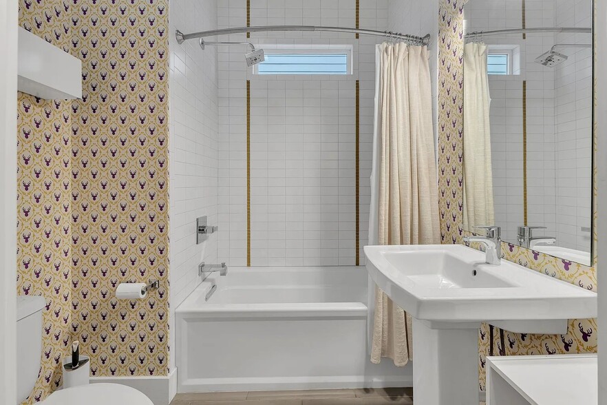 Building Photo - 606B Hume St