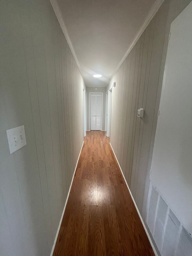 Building Photo - Welcome to this charming 3-bedroom, 2-bath...