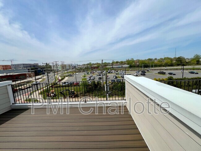 Building Photo - 240 Parkwood Ave