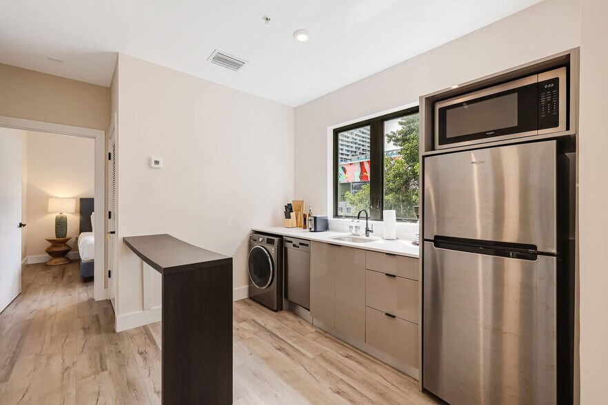 Building Photo - 3031 NE 4th Ave