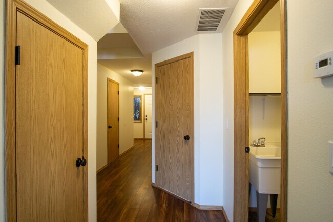 Building Photo - Great Piedmont 3 Bdr Townhouse w/Fireplace, DW + Garage!
