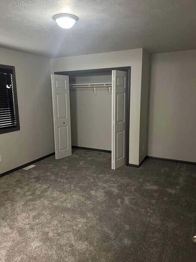 Building Photo - 4 bed 3 bath Townhome For Rent!