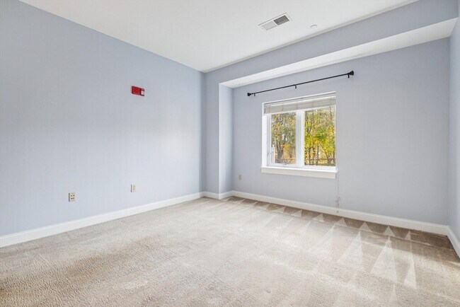 Building Photo - 527 Pawtucket St