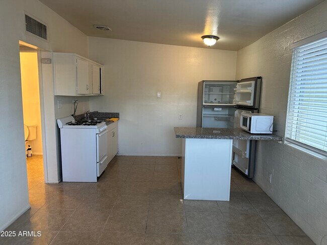 Primary Photo - 903 S Mariana St