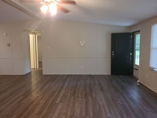 Building Photo - 3 Bedroom 2 Bathroom with a partially fenc...