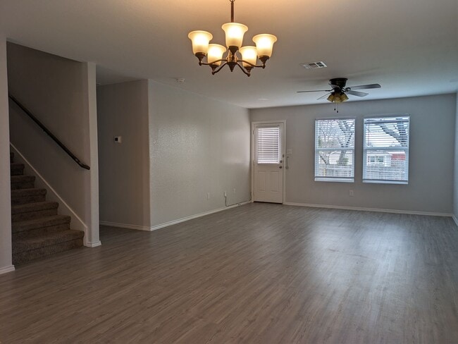 Building Photo - Beautiful 2 Story Home 4bdrm 2.5 bath