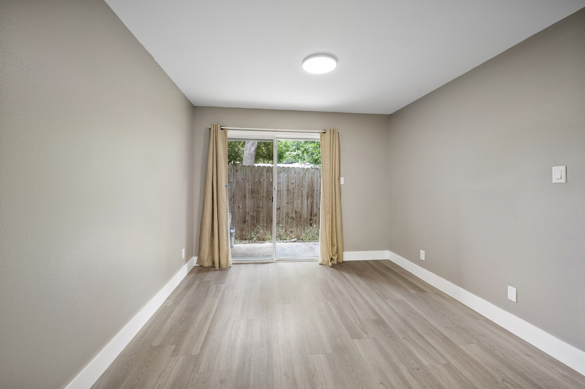 Dining Room - 2303 East Side Dr