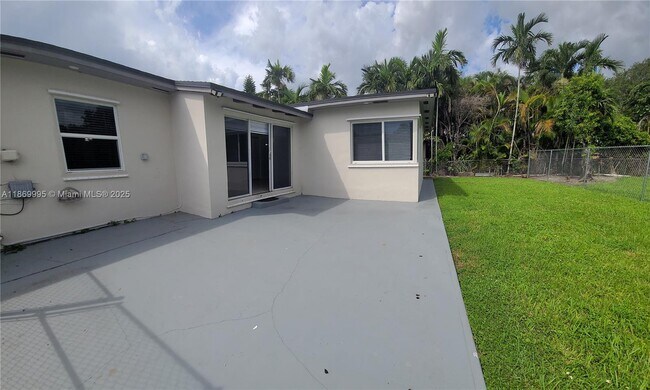 Building Photo - 8839 SW 28th St