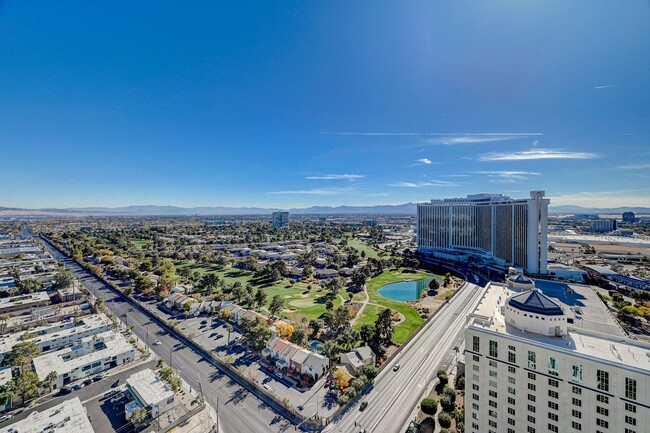 Building Photo - Turnberry Towers 2704- Strip/City Views fr...