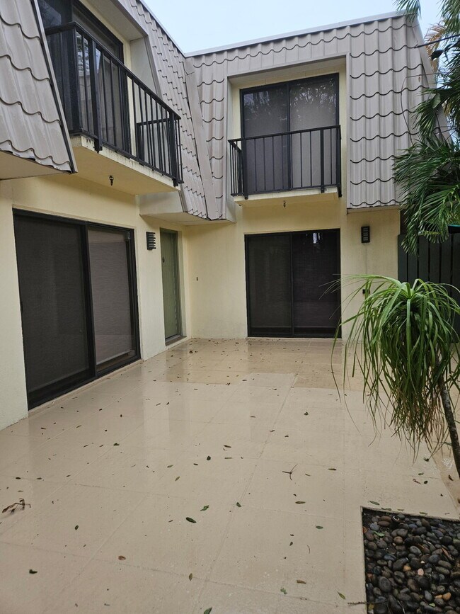 Building Photo - 1700 Embassy Dr