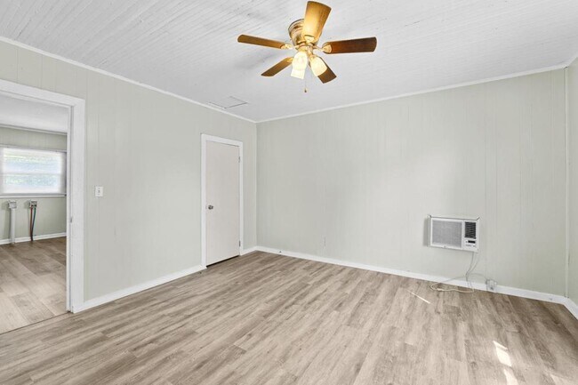 Building Photo - 2005 Walker St