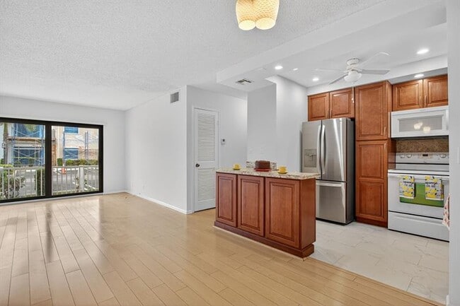 Building Photo - 130 Cypress Club Dr