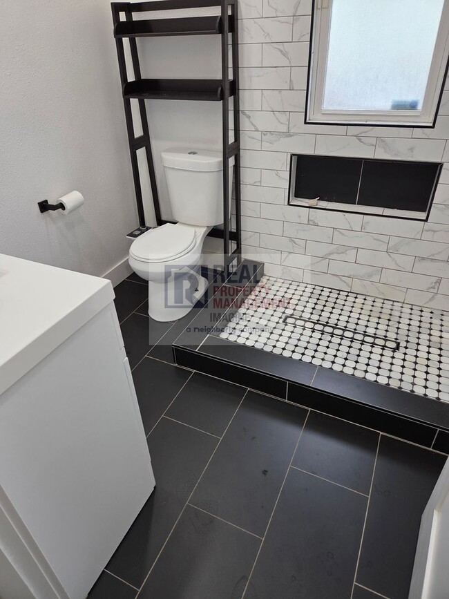 Building Photo - Check out this beautiful 4 bedroom, 2 bath...