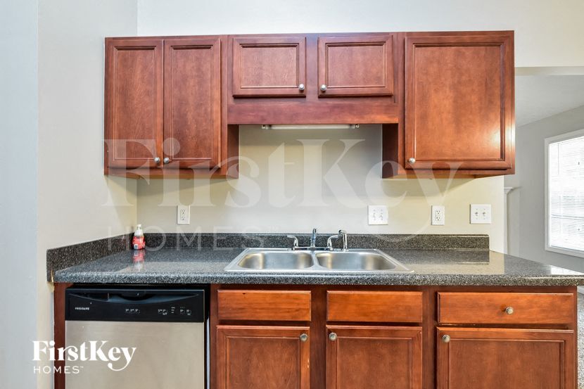 Building Photo - 205 Trelawney Ln