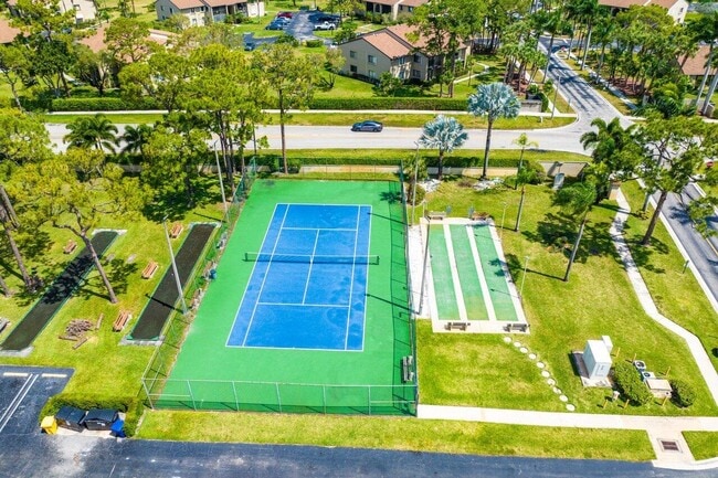 Building Photo - 723 Sunny Pine Way