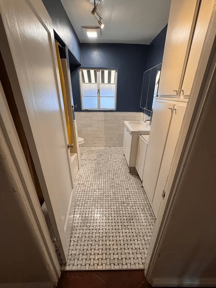 hall bathroom - 2010 N 16th Ave