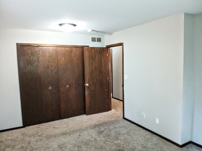 Building Photo - 3 Bedroom 2 Bath in Burnsville