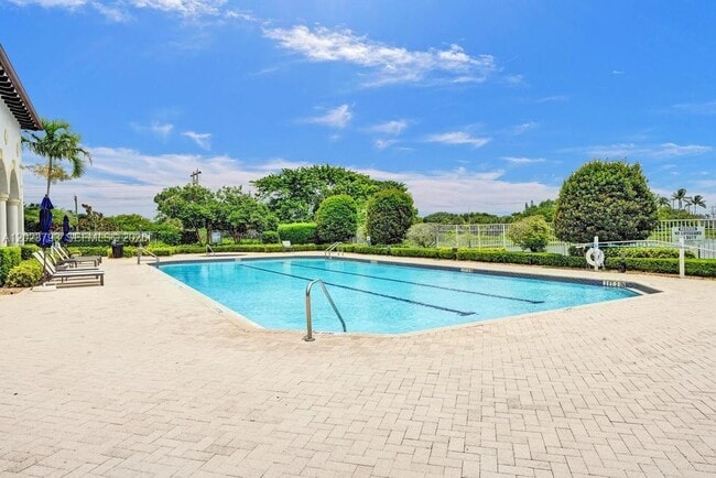 Building Photo - 21461 Sawmill Ct
