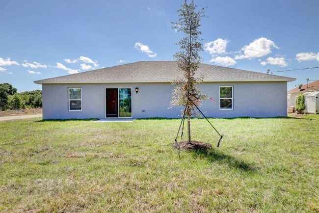 Building Photo - 799 SW Sardinia Ave