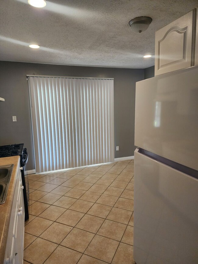Building Photo - 3 BR - 1BTH Single Family Home!