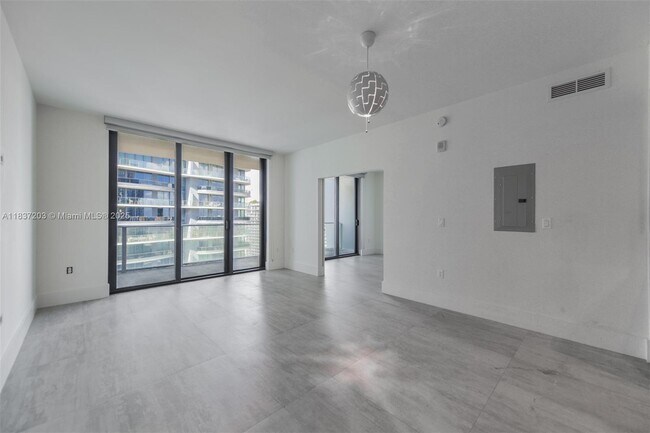 Building Photo - 1010 Brickell Ave