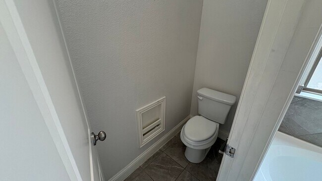 Building Photo - 610 Alderwood Ct