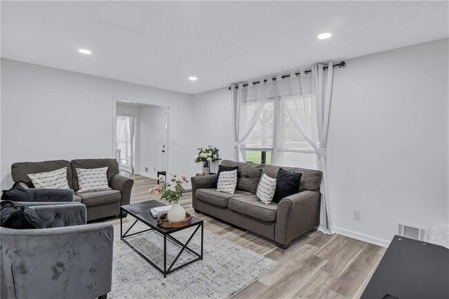 Building Photo - 175 Hunters Glen