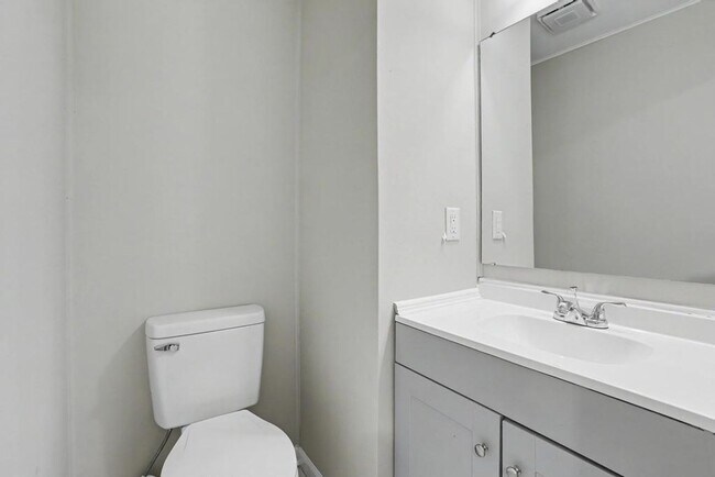 Building Photo - Cute & Clean Home with Large Fenced Yard Pet Friendly!