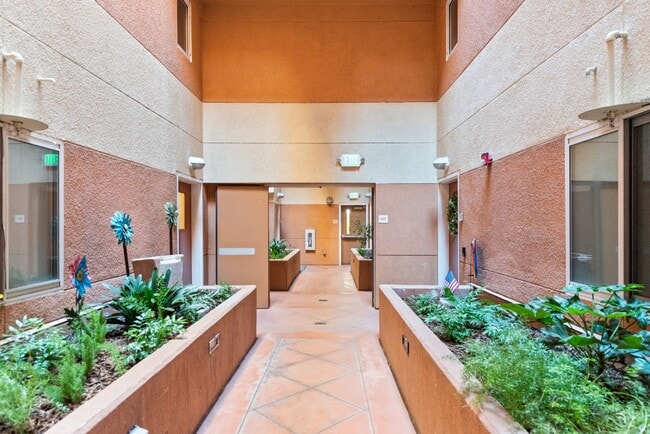 Building Photo - Well maintained two-story condo - Bright End Unit - Lease Terms Options Outlined in Description