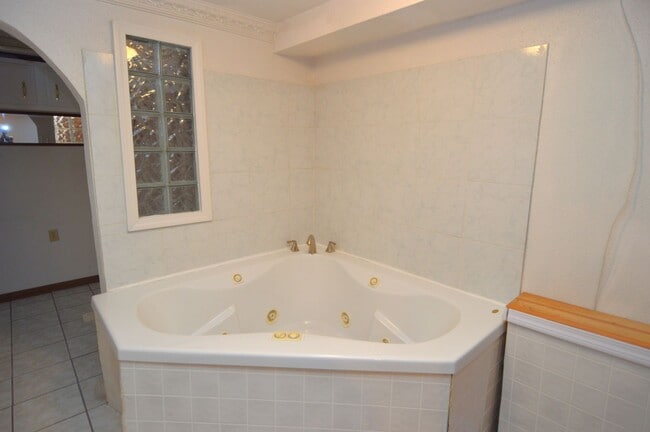 Building Photo - Huge 4 Bed 2 Bath Single Family Home!! Ton...