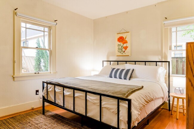 Building Photo - 517 NE Fargo St