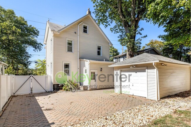Building Photo - Beautiful 4-Bedroom Home with Fenced Yard ...