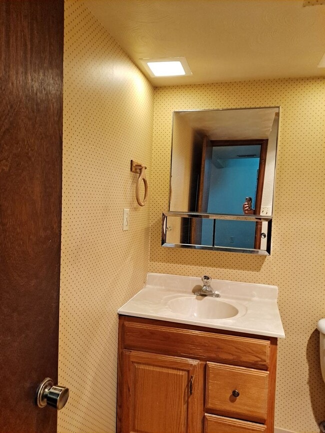 Building Photo - ALL PROSPECTIVE TENANTS MUST SUBMIT A $58 ...