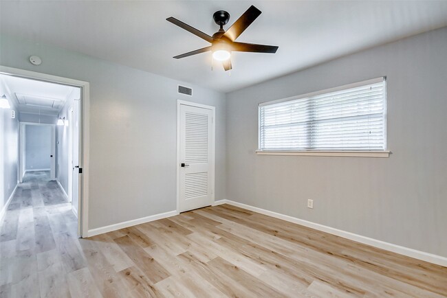 Building Photo - 5122 W Bellfort Ave