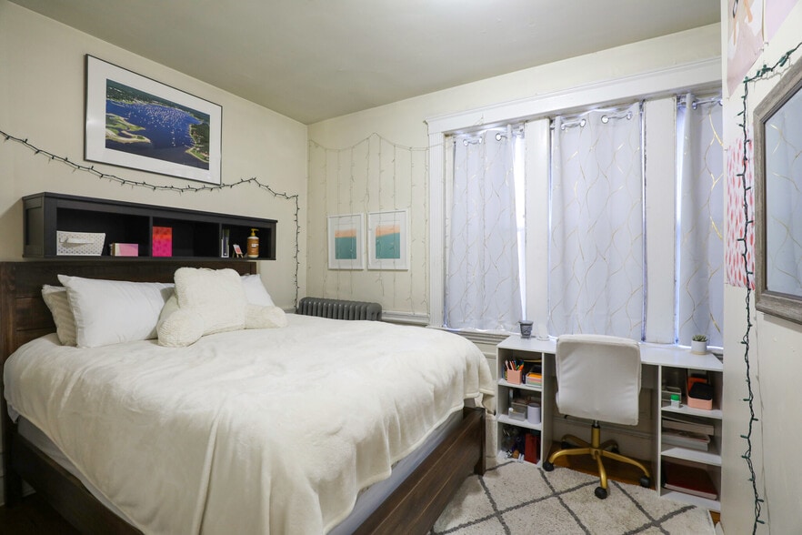 Building Photo - 322 St Paul St