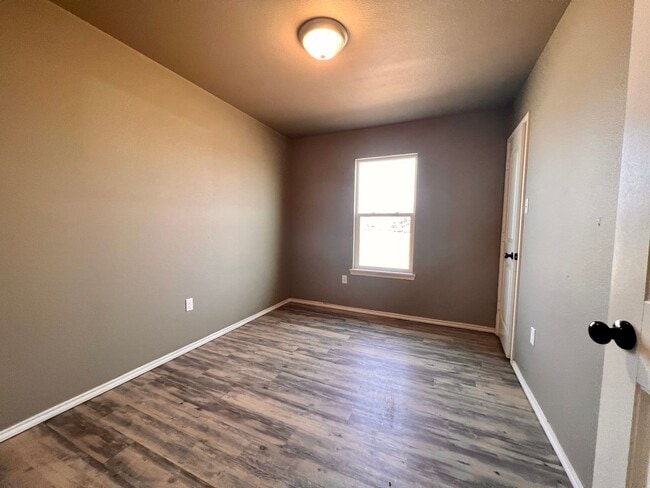 Building Photo - Cozy 3 Bedroom Home