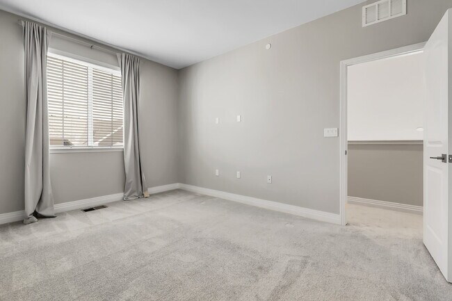 Building Photo - $2,775 - 3 Bed, 3 Bath Condo in Aurora wit...