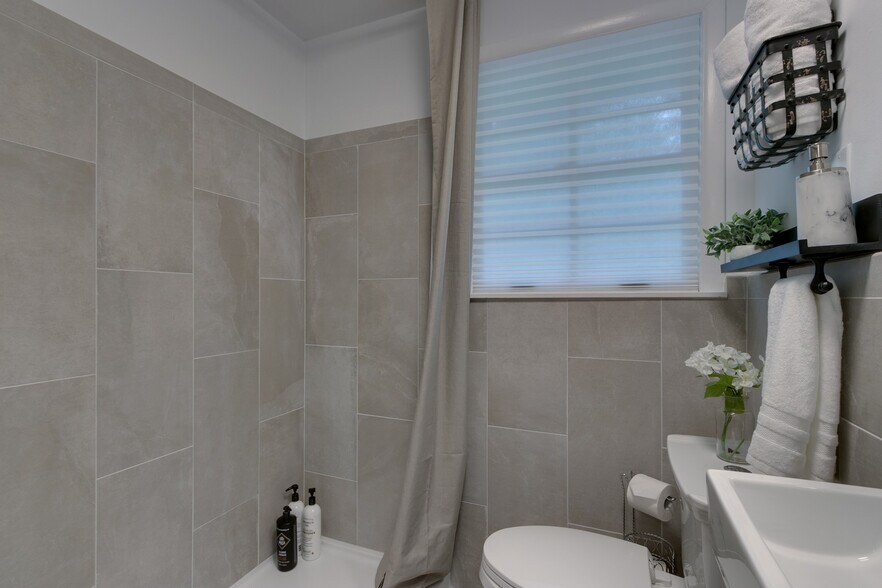 Building Photo - 101 Carnavon Pky