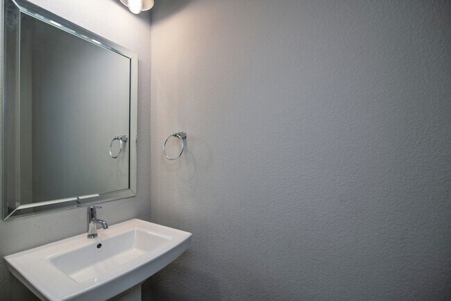 Building Photo - GORGEOUS 3 BEDROOM TOWNHOUSE LOCATED IN FORT WORTH!