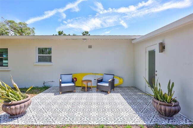 Building Photo - 4321 Sunrise Dr S