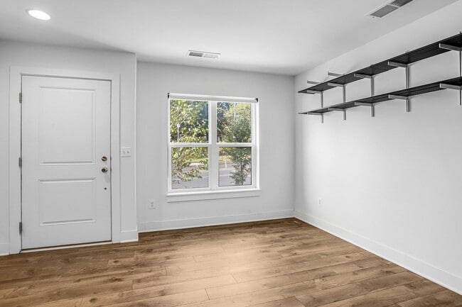 Building Photo - Spacious 4-level Home| 3 bedrooms + Garage parking!