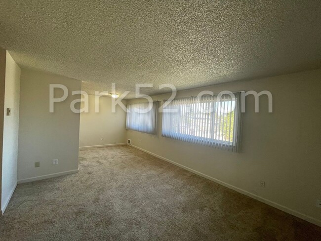 Building Photo - 2 Bedroom 1 Bathroom Upper Level Apartment...