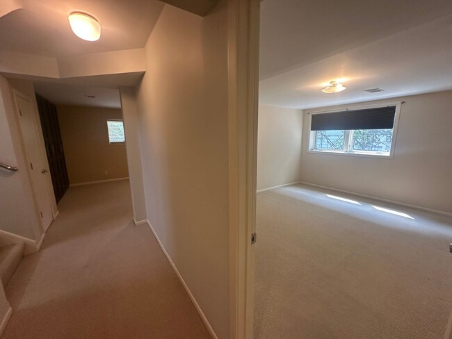 Building Photo - Luxury Living on Summit Ave! – Spacious 3B...