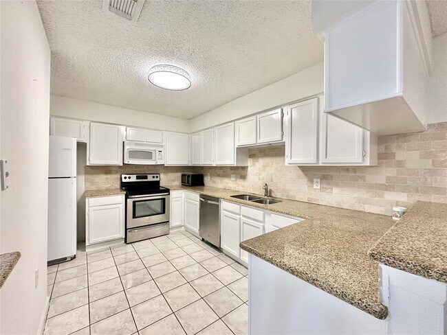Building Photo - 6115 Briar Terrace Dr