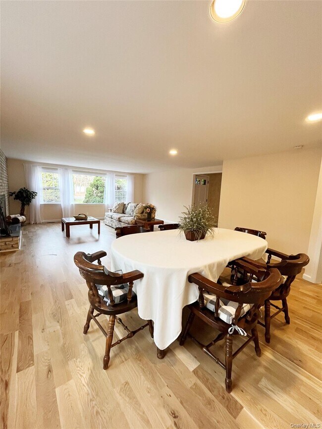 Building Photo - 25 Squires Ave