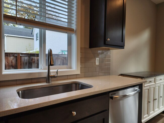 Building Photo - $1,000.00 OFF YOUR FIRST FULL MONTH'S RENT...