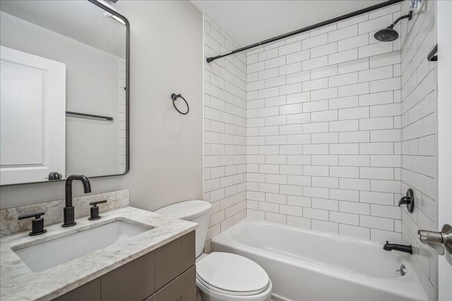 Building Photo - Modern 2BR 2BA Apartment in Columbia Heights